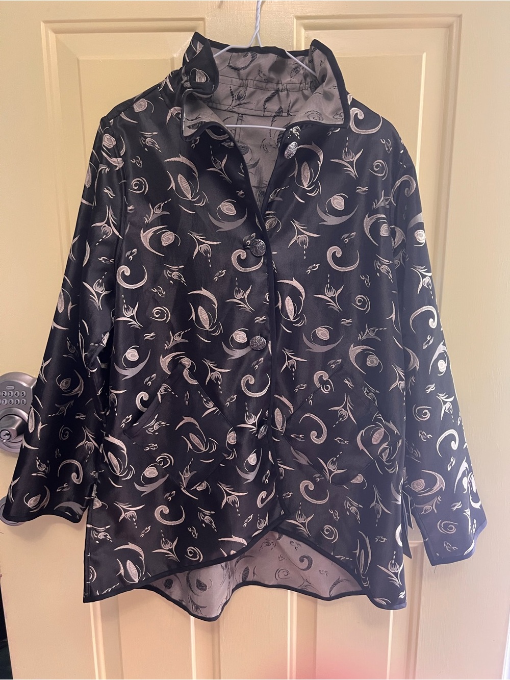 NWT I Reversibles Women’s L Beautiful Raincoat  Buttons Pockets Water Repellent